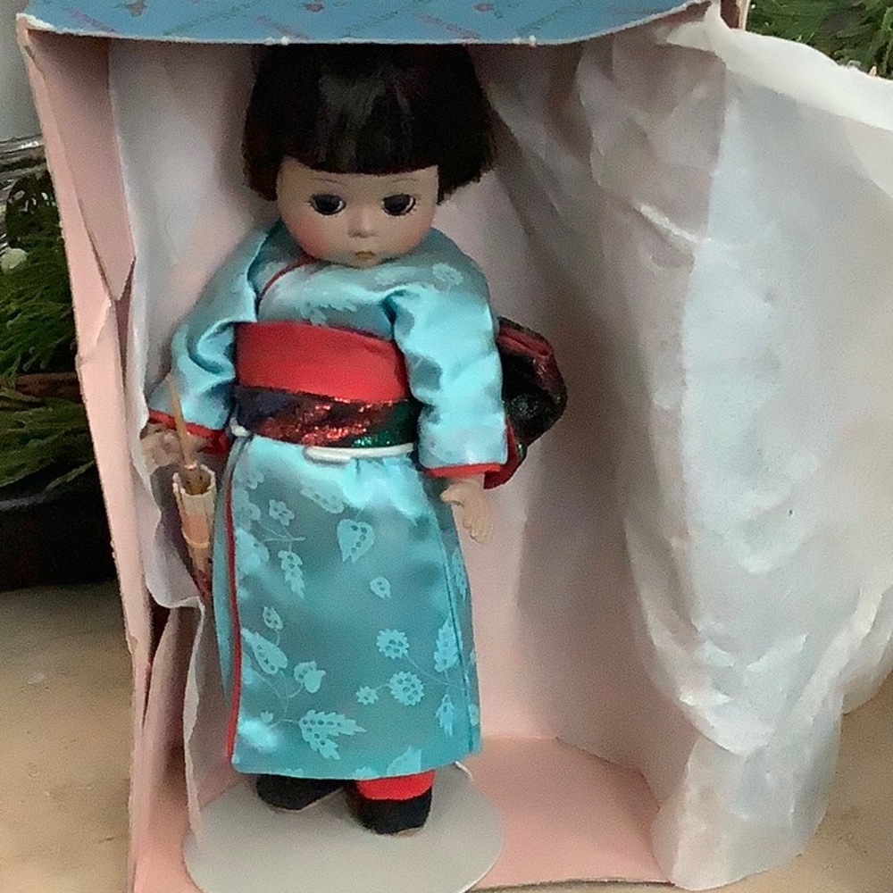 Japan (570) Madam Alexander Doll